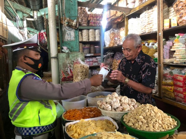 Sasar Pasar Induk, Polres Edukasi Prokes ke Pedagang dan Pembeli