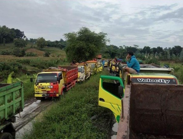 Harga Tanah Galian C Meroket, Sopir Dump Truk Gelar Unjuk Rasa dan Mogok Kerja