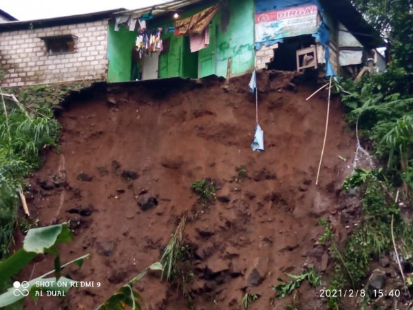 Diguyur Hujan, Rumah Warga di Desa Guci Kabupaten Tegal Longsor