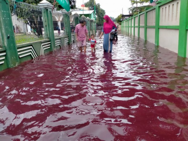 Banjir Berwarna Merah Darah di Pekalongan Bikin Heboh, Fotonya Viral di Media Sosial