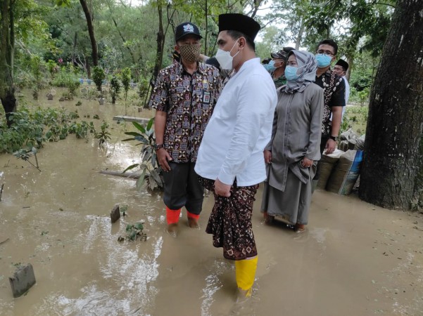 Tinjau Lokasi Banjir di Ketanggungan, Wagub Taj Yasin: Perlu Ada Peninggian Tanggul