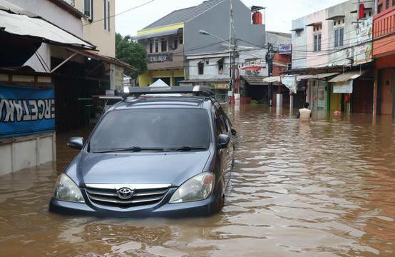 2.576 Personel Polri Dikerahkan untuk Bantu Korban Banjir, Keberangkatan KA Dibatalkan