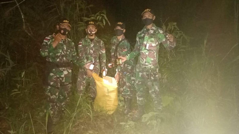 48 Botol Minuman Keras Ditemukan Anggota Yonif 407 Padma Kusuma di Daerah Perbatasan