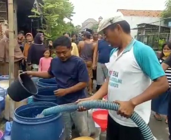 10 Pipa Transimisi Rusak, Warga di Brebes Serbu Bantuan Air Bersih