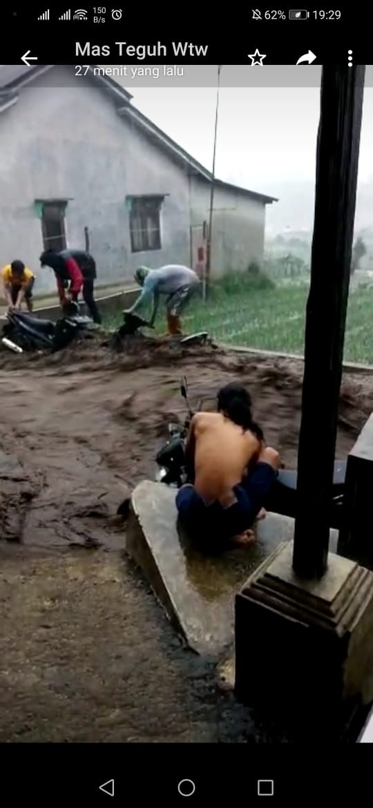 Aksi Warga Selamatkan Motor saat Banjir Bandang di Brebes Terekam Kamera Warga