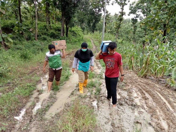 Jalur Rusak, Petugas Medis di Kabupaten Tegal Harus Jalan Kaki 5 Kilometer Menuju Dukuh Karangsari