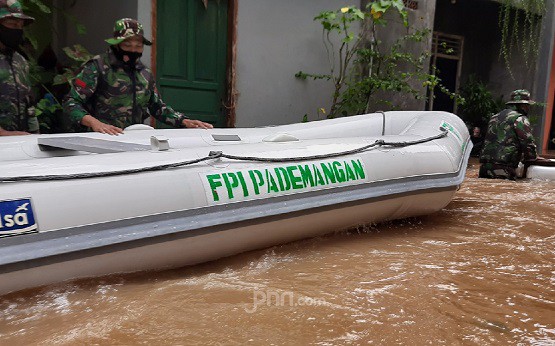 Bantu Banjir, Relawan FPI Dibubarkan, Munarman: yang Menghalangi Tentu Makhluk Kebinatangan