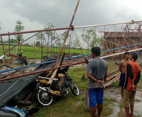 Angin Kencang Porak Porandakan Empat Kecamatan di wilayah Brebes Barat, Puluhan Rumah Rusak