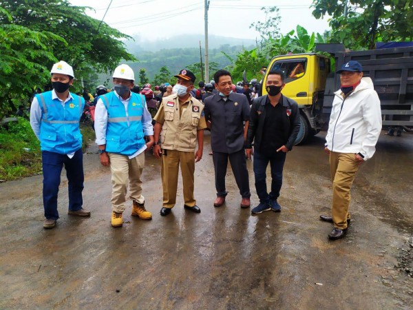 Retakan Semakin Parah, Komisi III Minta Jalan Bukit Clirit Direlokasi