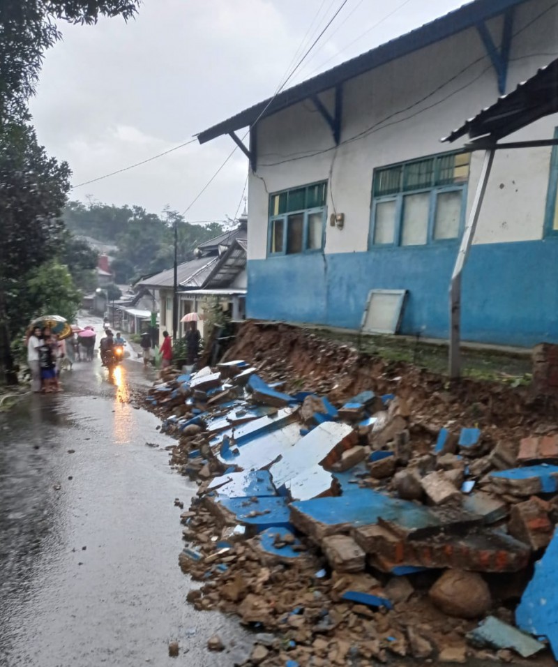 Tanah Bergerak Rusak Bangunan Sekolah di Pemalang