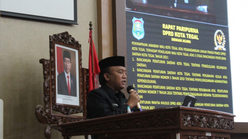 Jumadi Bacakan Jawaban Wali Kota Atas PU Fraksi DPRD