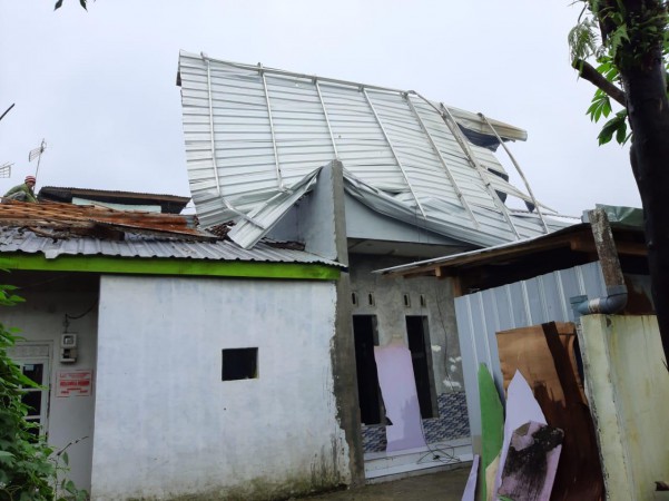 Angin Puting Beliung Terjang Bojong, Atap Tujuh Rumah Beterbangan ke Kebun Kosong