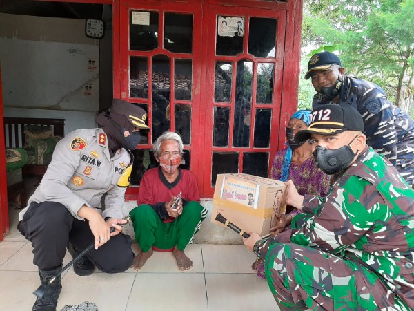 Cegah Covid-19, TNI-Polri Edukasi 3 M di Kampung Terisolir