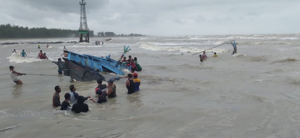 Tabrak Batuan, Perahu Nelayan Terbalik dan Pecah di Perairan Tanjungsari Pemalang