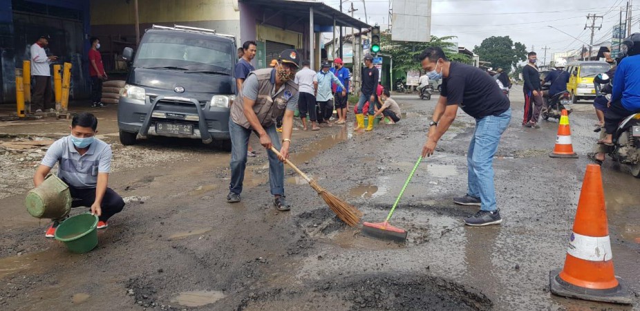 Gunakan Anggaran Swadaya, Jalan Perempatan Singkil Diperbaiki