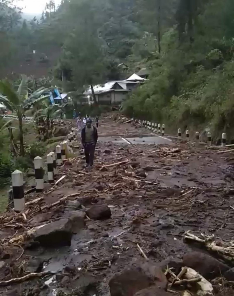 Ditimbun Longsor dan Gorong-gorong Ambles, Jalan Provinsi Antara Bumijawa-Sirampog Putus