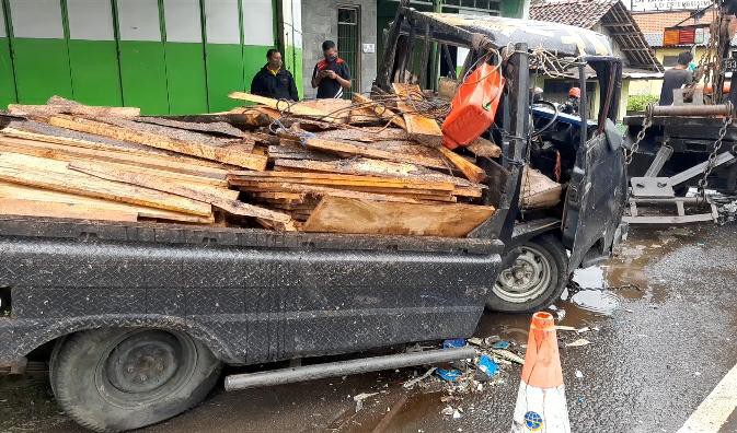 Hendak Putar Arah, Pick Up Sarat Muatan Kayu Dihajar Bus, Seorang Luka