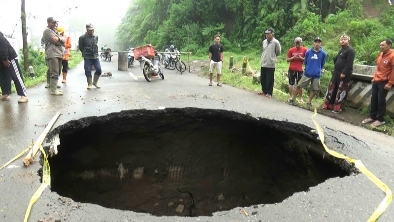 Viral di Medsos, Gorong-gorong Amblas di Brebes Jadi Tontonan Warga