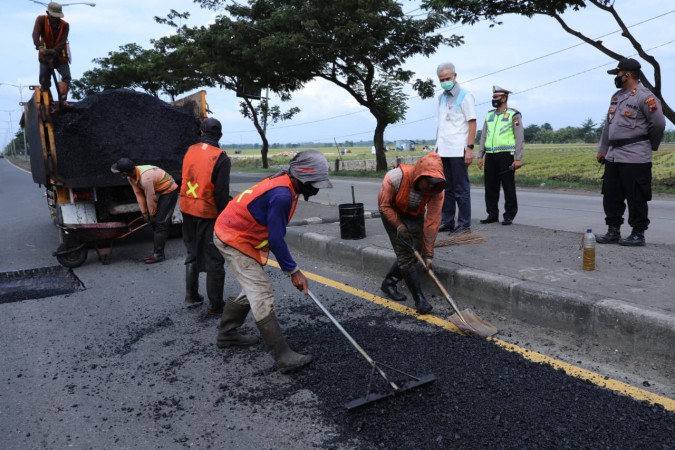 Cek Kondisi Jalur Pantura usai Rapat Bersama, Ganjar Temukan Banyak Lubang Menganga di Jalan