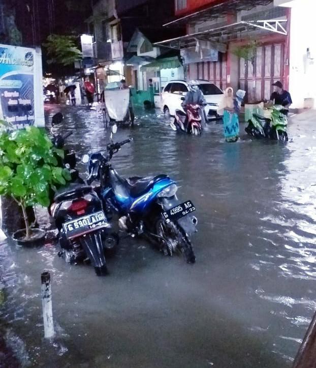 Diguyur Hujan Beberapa Jam, Kawasan Perkotaan Brebes Terendam Banjir