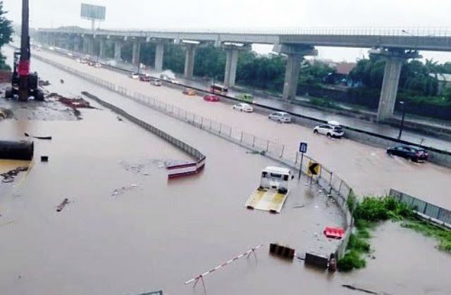 Jalan Tol Berubah Jadi Kolam, Laman Twitter Anies dibanjiri Sumpah Serapah