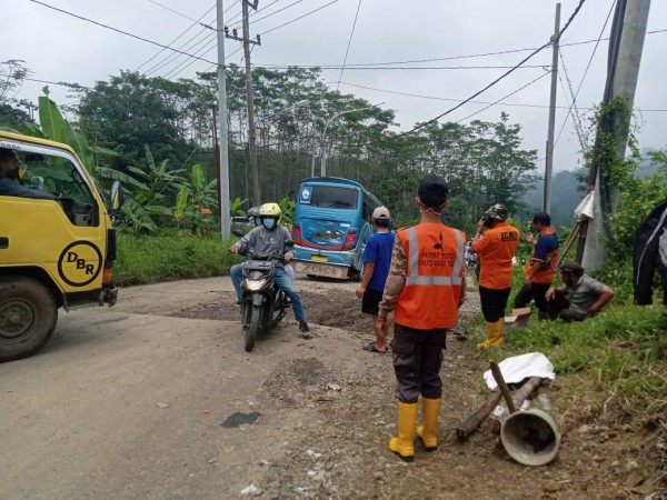 Jalan Amblas Bukit Siwuni Masuk Daerah Patahan Geologi