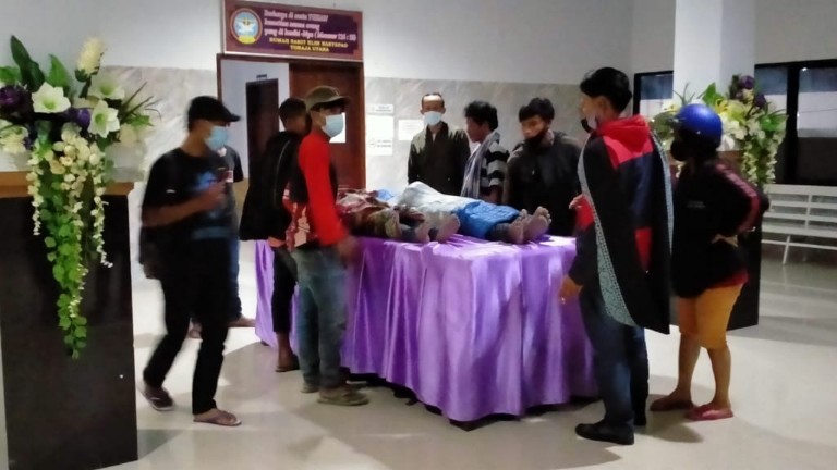 Sepasang Kekasih Ditemukan Tergantung di Dalam Kamar Kos, Keluarga Tolak Jenazahnya Diotopsi