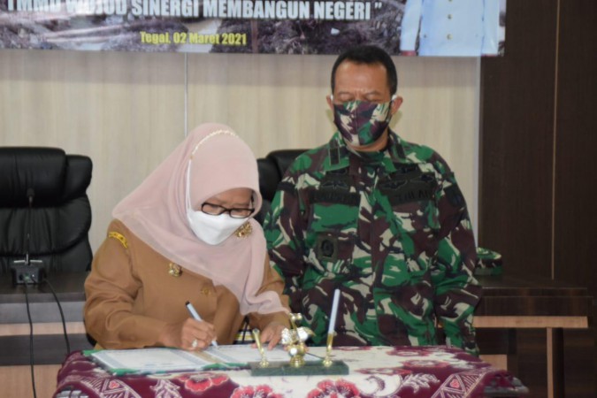Prajurit TNI Bangun Talut dan Makadam di Desa Bersole