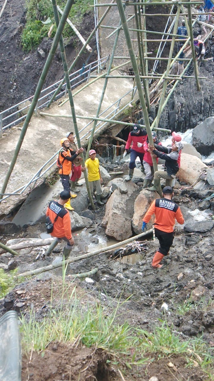 Ambruk Diterjang Banjir, Warga Swadaya Perbaiki Jembatan Penghubung