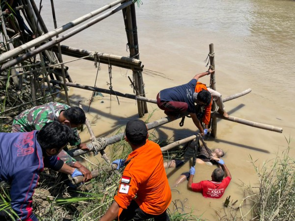 Mayat Perempuan Lajang Ditemukan Mengambang di Kali Comal Pemalang