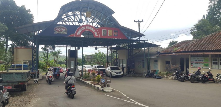 Imbas Jalan Longsor di Bukit Clirit, Pendapatan Asli Daerah Guci Terjun Bebas