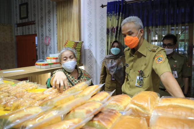 Datang ke Klaten, Ganjar Borong Roti Marmer Buatan Emak-emak