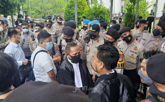 Berdatangan di PN Jakarta Timur, Mantan Penyanyi Rock Terlihat di Antara Pendukung Habib Rizieq Shihab