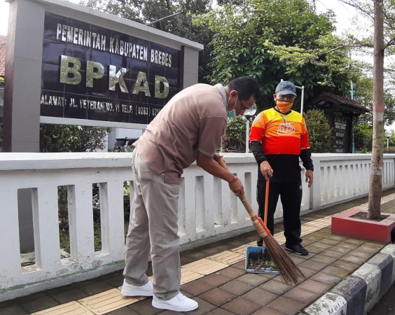 Peringati HPSN, BPKAD Brebes Bersih-bersih Kantor