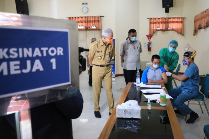 Pantau Vaksinasi, Ganjar Pranowo Beri Kejutan Para Guru di Klaten