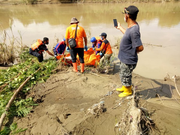 Hanya Bercelana Dalam, Mayat Tanpa Identitas Ditemukan Warga di Sungai Pemali, Ini Ciri-cirinya