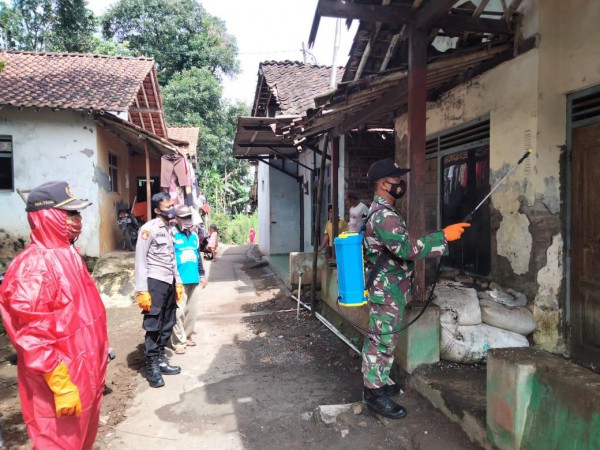 Desa Binaan Terpapar Covid-19, Babinsa Lakukan Penyemprotan Disinfektan