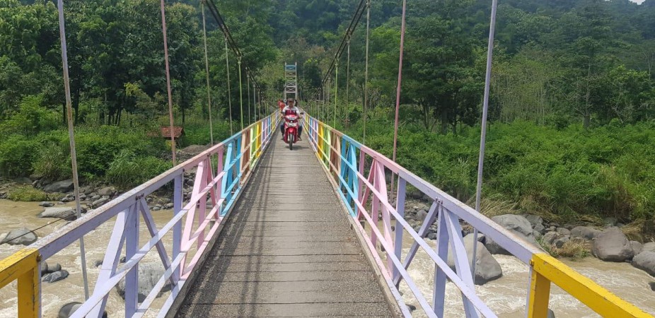 Minim Sarpras, 2000 Jiwa Penduduk Andalkan Jembatan Gantung Sangkanjaya