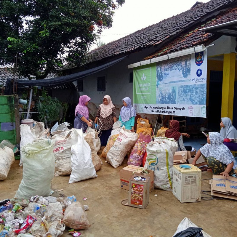 Di Kaki Gunung Slamet, Sampah Bisa Ditukar dengan Emas