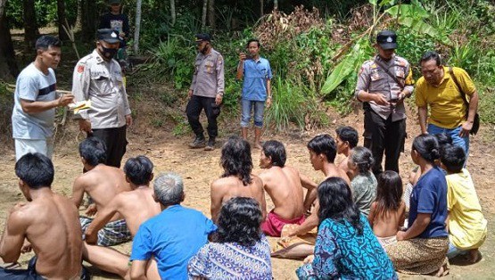 Mandi Bersama Tanpa Busana, 16 Wanita dan Pria Pengikut Hekekok Ditangkap, Kondom dan Jimat Ikut Disita