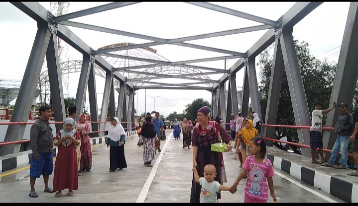 Semringah, Ibu-ibu Berbondong-bondong Datangi Jembatan Rembun yang Baru