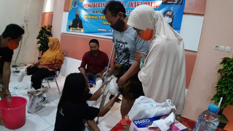 Dua Tahun Jalan Pakai Tongkat, Darmo, Penyandang Disabilitas Brebes Akhirnya Punya Kaki Palsu