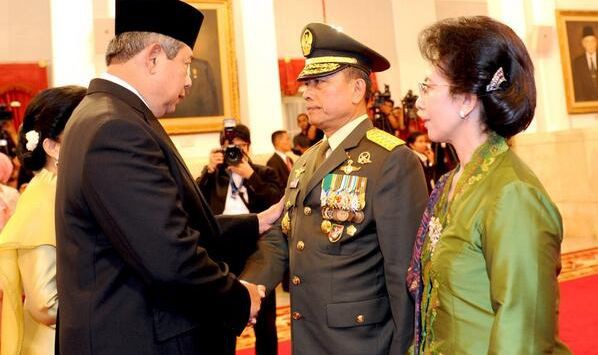 Dinyinyirin Hanya Mencari Sensasi Seolah-olah Korban, Foto Moeldoko Dilantik sebagai Panglima TNI dan Cium Tan