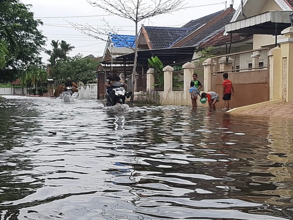 Hujan Deras, Perumahan Elit dan Kantor Dinsos Kota Tegal Tergenang Banjir