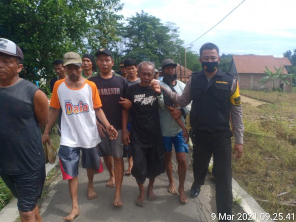 Sempat Dikabarkan Hanyut, Pria Tua di Pemalang Ditemukan Sedang Duduk Termenung di Tengah Hutan