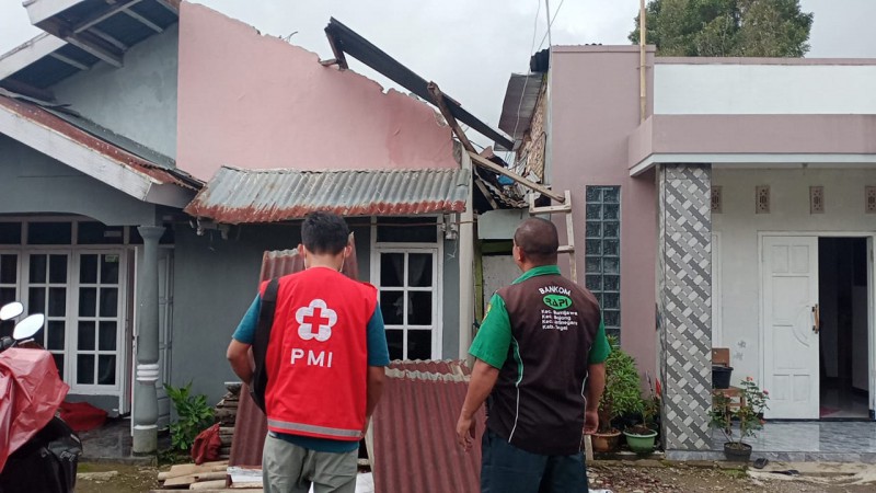 Menjelang Jumatan, Atap 5 Rumah di Tuwel Mendadak Terbang Terbawa Angin