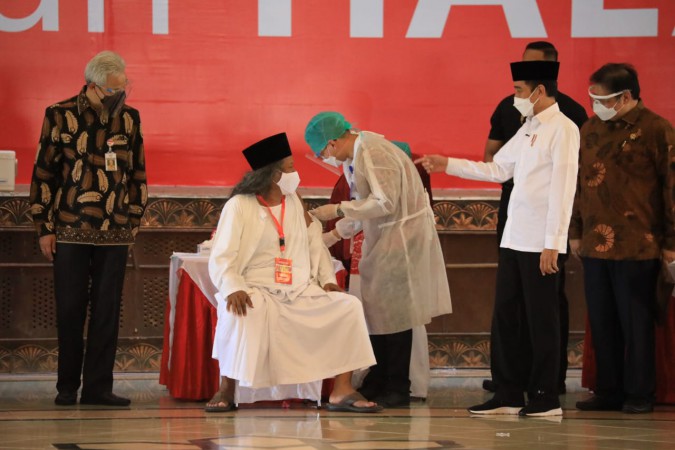 Pantau Vaksinasi Ulama, Tokoh Lintas Agama dan Santri, Jokowi Didampingi Ganjar