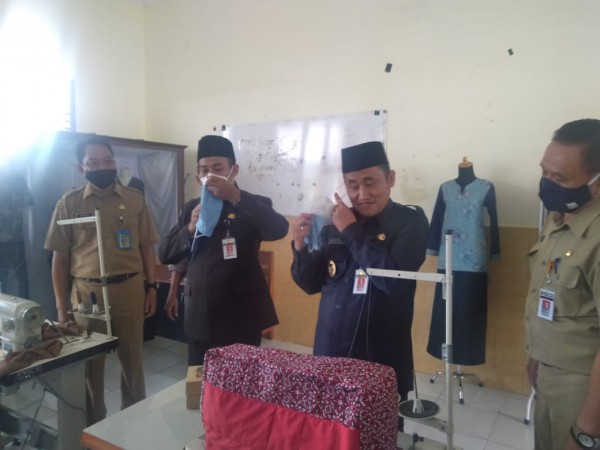 Kunjungi Kelas Menjahit di BLK Pemalang, Bupati Agung Dapat Hadiah Hasil Karya Peserta