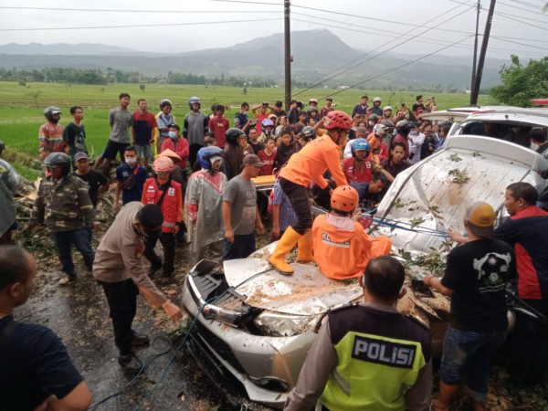 Dramatis Evakuasi Mobil Satu Keluarga yang Tertimpa Pohon, Atap Mobil Terpaksa Dipotong