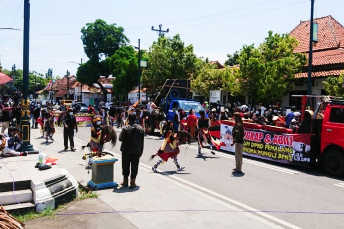 Beredar Dugaan Percakapan Upeti BPNT, Seniman di Pemalang Demo DPRD Pemalang